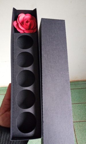Arquivo de caixa para doces e rosa