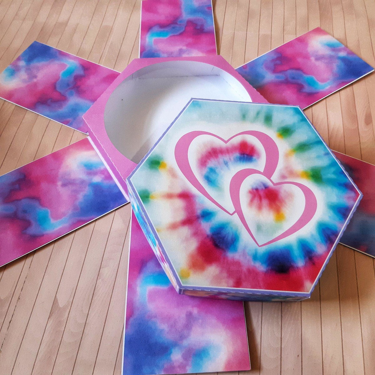 ARQUIVO DE CORTE CAIXA EXPLOSÃO TIE DYE (#1441) PDF E STUDIO